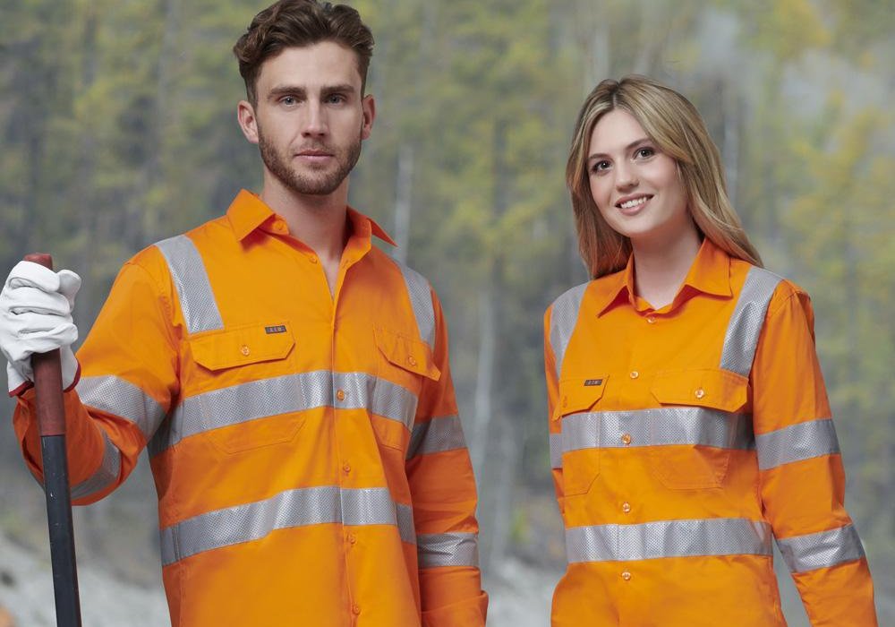 Rail worker in Winning Spirit hi-vis wearing work gloves